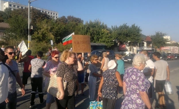 Варненци затвориха булевард заради липса на инфраструктура