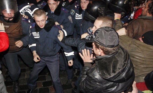 Втори полицай почина от раните си, получени по време на протестите в Киев Втори полицай почина от раните си, получени по време на протестите в Киев