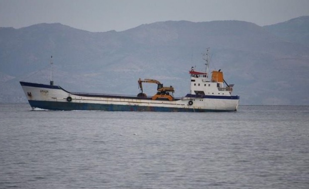 Кораб, натоварен с оръжие, е задържан край бреговете на Гърция 