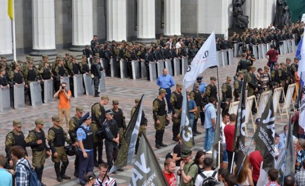 Аваков: Още един боец от Националната гвардия почина след сблъсъците пред Радата