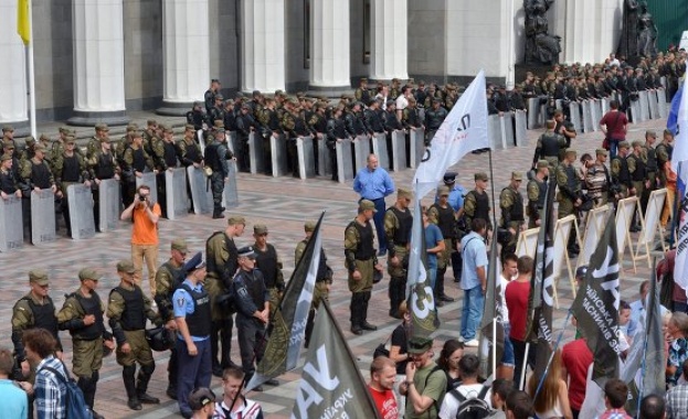 Аваков: Още един боец от Националната гвардия почина след сблъсъците пред Радата