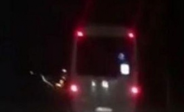 Автобус от градския транспорт хвърчи със 100 км в Пловдив /видео/
