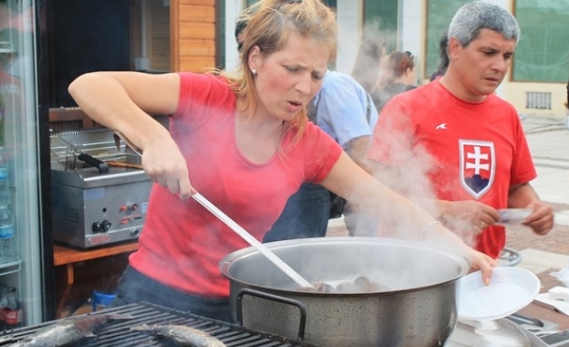 Кулинарна фиеста и българска музика за 12-ото издание на "Миден и рибен фест" в Каварна 