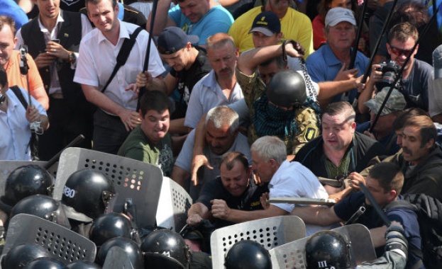 Протестите пред Върховната рада завършиха с безредици