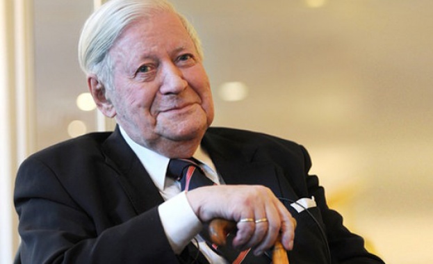 Хелмут Шмит лежи в реанимацията на немска болница 