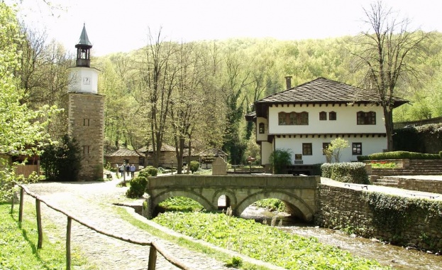 75 майстори ще представят свои творби на Международния панаир на народните занаяти