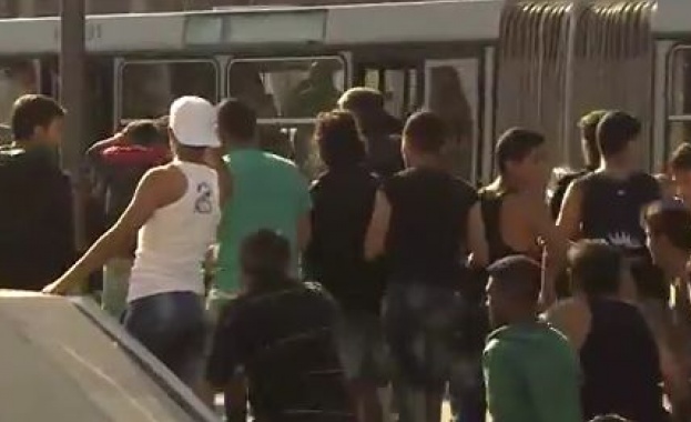 Сблъсъци между футболни фенове и мигранти на гарата в Будапеща /видео/