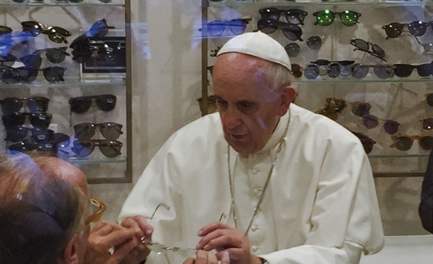 Папата на пазар за очила 