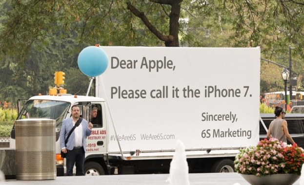Компания моли Apple да смени името на новия си iPhone