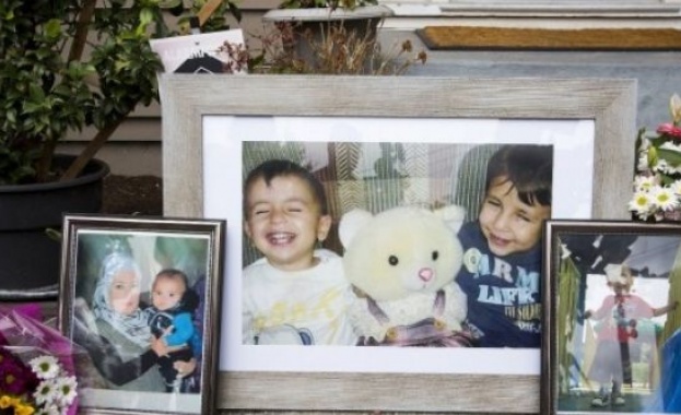 Погребаха 3-годишното сирийче и семейството му