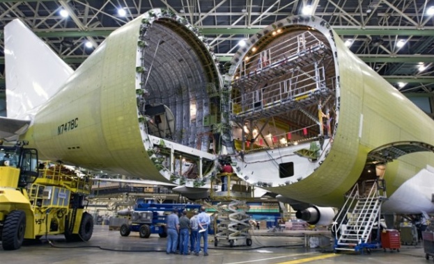 Американци правят части за големи самолети в София