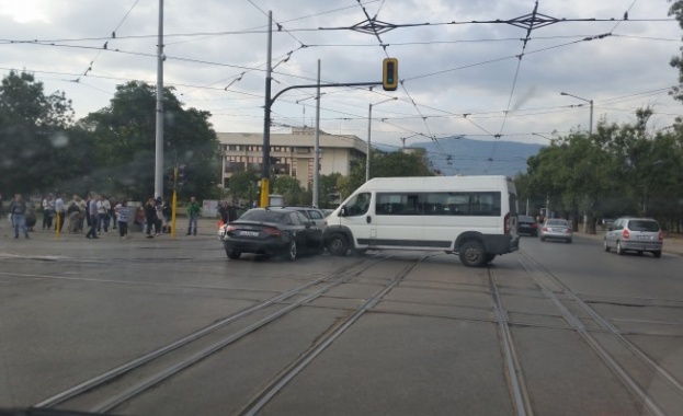 Катастрофа с маршрутка в София, има пострадали