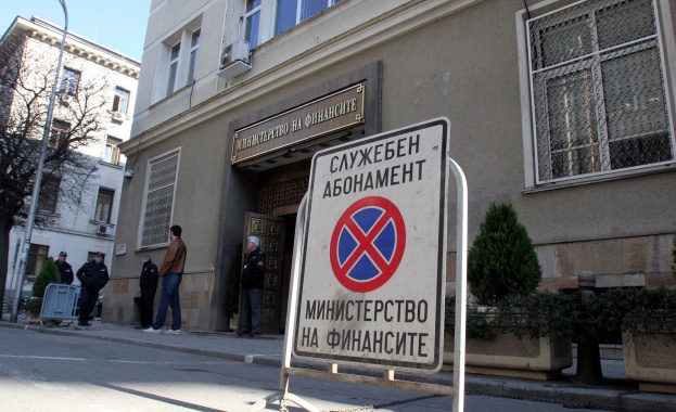 Близо 890 млн. лв. е излишъкът в хазната към средата на годината