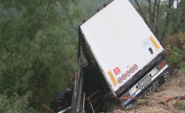 ТИР със селскостопанска техника се обърна край Мездра