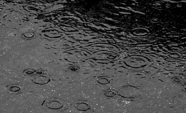 Проливен дъжд е наводнил улици в Котел съобщиха за БТА