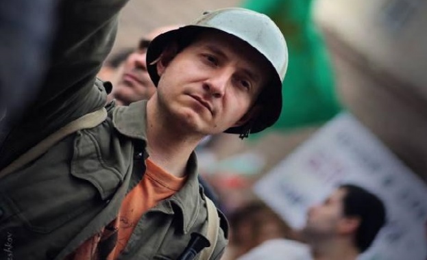 Да уцелиш депутат с домат