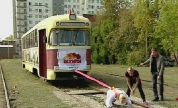 Рускиня премести 17-тонен трамвай