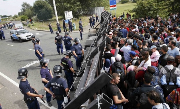 Унгария пусна водни оръдия и газ срещу имигрантите