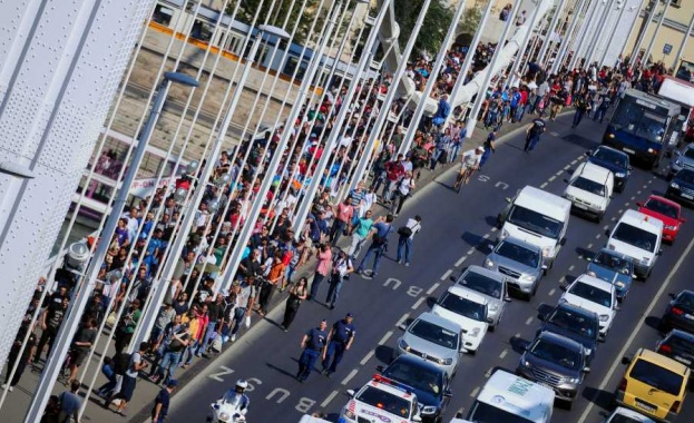 Стотици мигранти са тръгнали пеша от Залцбург към Германия