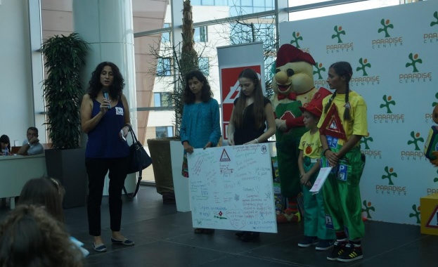 Деца нарисуваха пано с послания към шофьорите-убийци