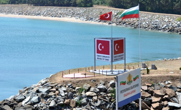 Имигранти от Турция пробили границата при Синеморец