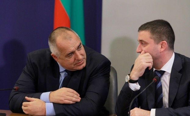 Курс към по-високи данъци