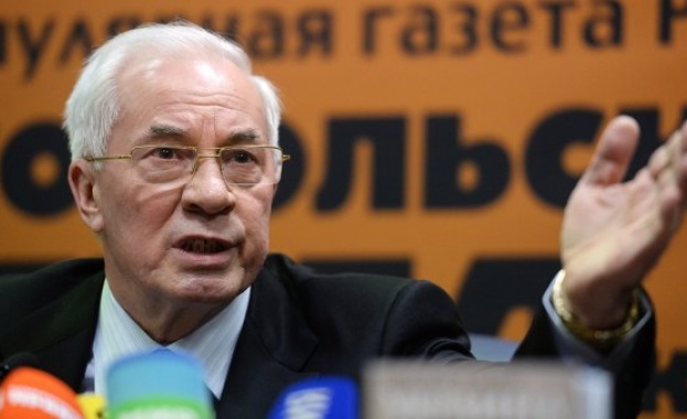 Азаров: Украинците трябва да излязат от „зомбирането“ на Яценюк