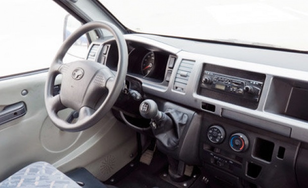 14 нелегални имигранти, натъпкани в миниван, заловиха на "Тракия"  