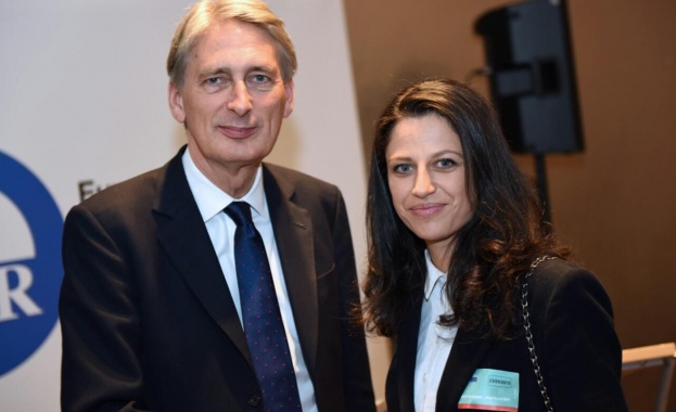 Мария Календерска и британският външен министър обсъдиха проблема с бежанците