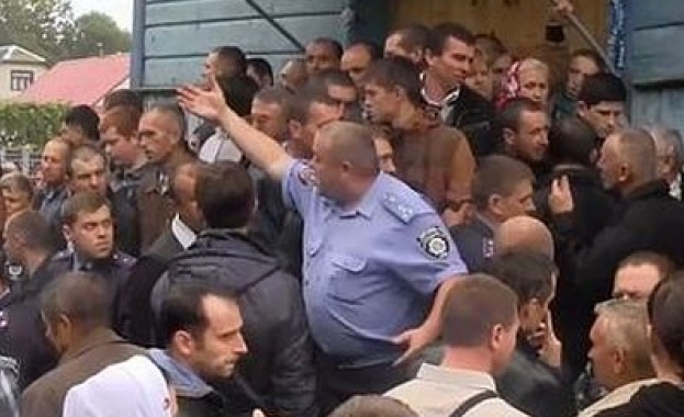 Разколници пребиха вярващи и превзеха храм в Украйна
