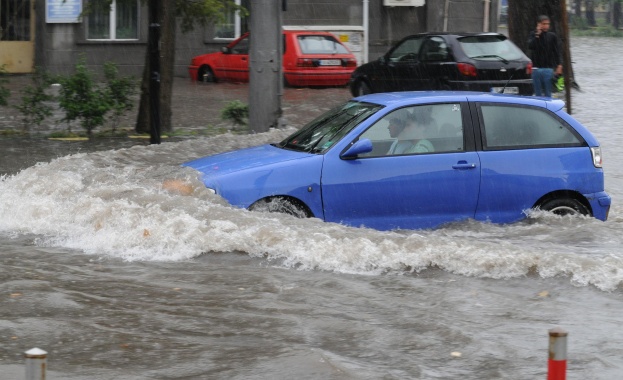 Силен дъжд повлече жена по улица в Плевен (видео)