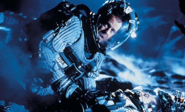 НАСА нито цензурира сценарии, нито отказва помощ на кинопродукции