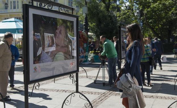 Изложба с фотографии за приемната грижа бе открита днес в София