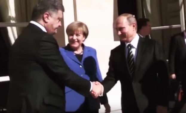 Путин и Порошенко с ръкостискане на преговорите в Париж (видео)  