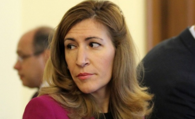 Николина Ангелкова - Министър минус 8,5%