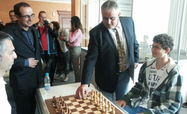 Кандидатът за кмет с №5 Петър Курдов откри шахматен турнир 