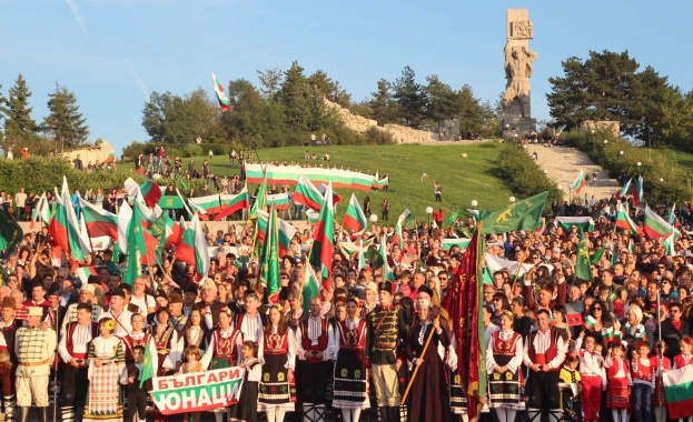 Горди българи защитиха честта на Княгинята в Панагюрище (видео)