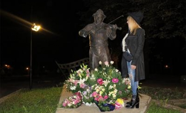 Лили Иванова поднесе всички цветя след концерта си в Шумен пред паметника на Тодор Колев