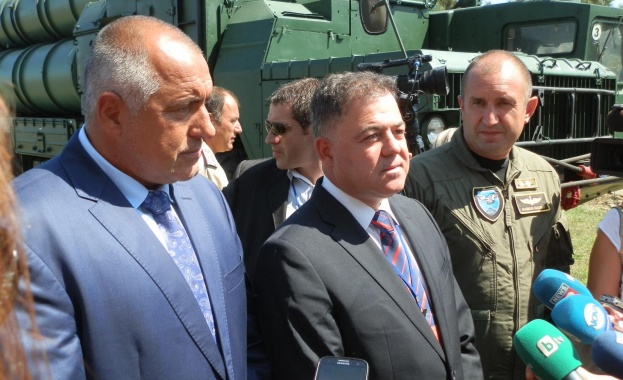 Министърът на отбраната не приема оставката на директора на Служба „Военна информация”