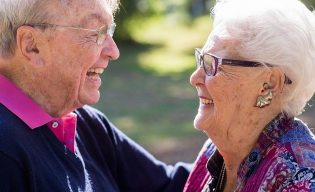 Жените остаряват на 64, мъжете - на 66