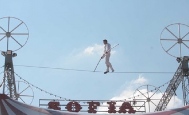 19-годишен цирков артист се разходи по тънко въже на 15 метра над земята  