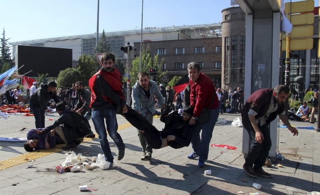 Сто двадесет и осем загинали при двойна експлозия в Анкара (обновена)