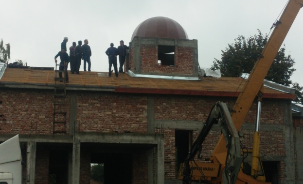 Положен е куполът на храма „Св. Георги” в с. Триводици Положен е куполът на храма „Св. Георги” в с. Триводици
