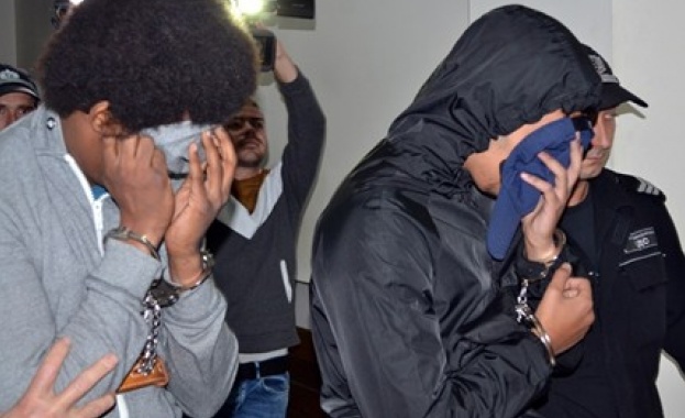 Издирваните за тероризъм младежи искат доброволно в Холандия