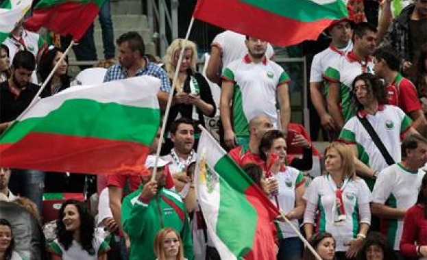 Слагат видео стена пред залата за мача на волейболистите