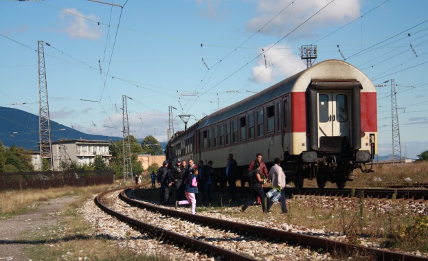 Дете, блъснато от влак, е в тежко състояние 