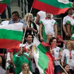 Слагат видео стена пред залата за мача на волейболистите