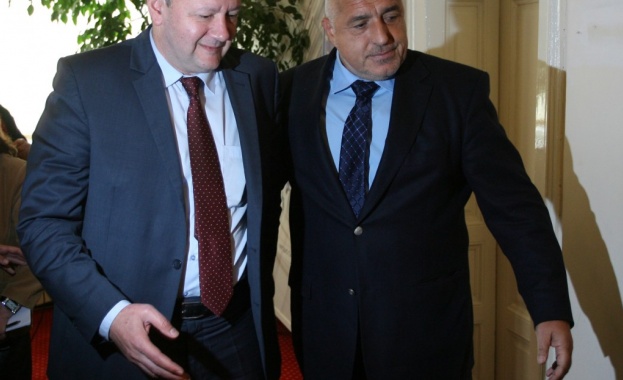 Миков: Управляващите не се справят с бежанската криза и трафика на хора