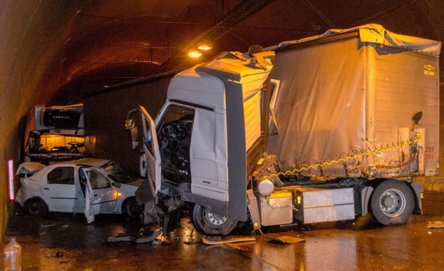 Министър Москов награди медиците, помагали при катастрофата в тунела „Витиня”