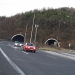 Движението в тунел „Топли дол" на АМ „Хемус" утре ще се осъществява двупосочно в тръбата в посока София
